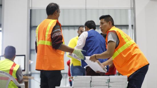 Proceso de integración de los paquetes electorales en la empresa Montgar, este 21 de julio de 2023.