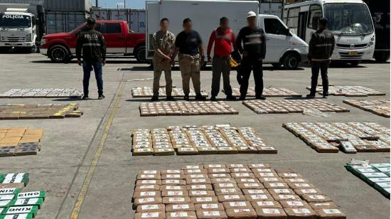 Cuatro de los cinco detenidos tras la incautación de droga camuflada en atún de exportación, el 30 de julio de 2023. 