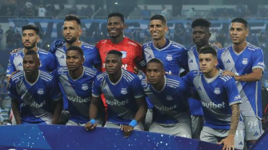 Los jugadores de Emelec posan antes de enfrentarse a Sporting Crsital, el miércoles 19 de julio, en el estadio George Capwell, por la Copa Sudamericana.