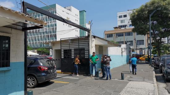 Unidades investigativas de la Policía levantan indicios este lunes 31 de julio de 2023, en el estacionamiento del centro de Guayaquil donde se registró enfrentamiento armado, la noche previa.  