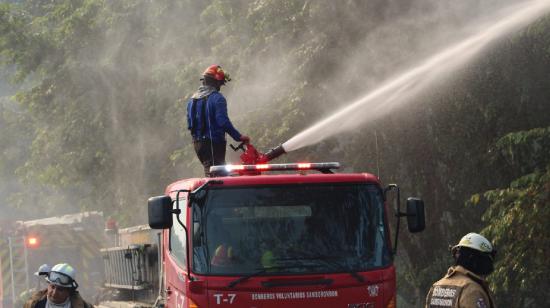 Personal del cuerpo de Bomberos de Samborondón controlaron un incendio forestal, el 31 de julio de 2023.