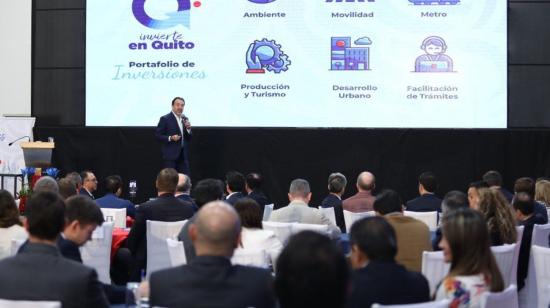 Ante posibles inversores nacionales y extranjeros, Pabel Muñoz, alcalde de Quito, expone el portafolio de inversiones de la ciudad, el 31 de julio de 2023.