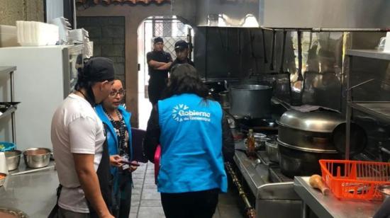 Personal del Arcsa y de la Intendencia de Policía del Azuay en un control en un local de comida china en Cuenca, el 27 de julio de 2023.