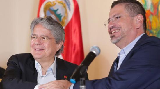 El presidente Guillermo Lasso, junto a su homólogo de Costa Rica, Rodrigo Chaves, en San José, Costa Rica, el 1 de marzo de 2023.