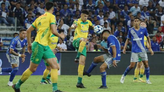 Los jugadores de Emelec y de Defensa y Justicia durante el partido de ida de los octavos de final de la Copa Sudamericana 2023, el 1 de agosto.