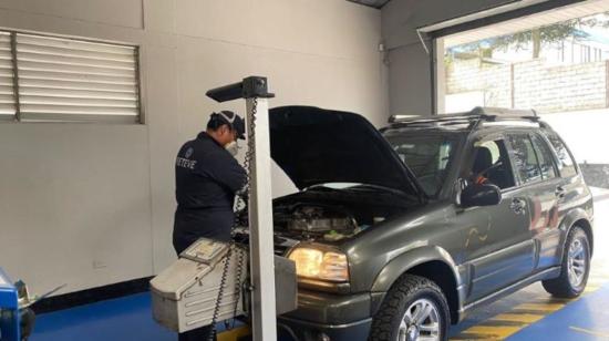 Un técnico revisa a un auto durante el proceso de revisión técnica vehicular, el 30 de julio de 2023.