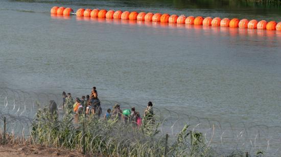 Un grupo de migrantes trata de cruzar el Río Grande, en el Paso, Texas, el 16 de junio de 2023. 