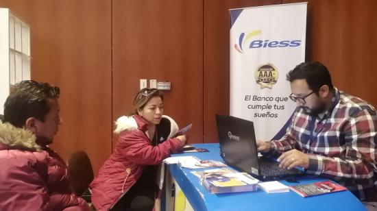 Personal del Biess en la feria Construir Vivienda, el 16 de julio de 2023.