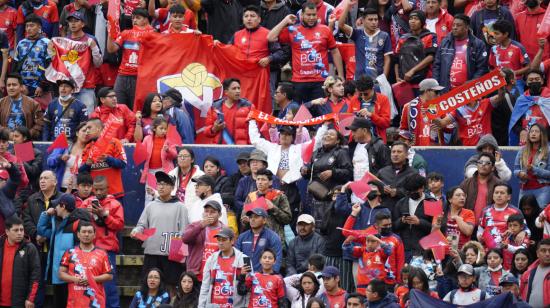 Los hinchas de El Nacional previo al partido ante Liga de Quito, en el estadio Atahualpa, el 19 de marzo de 2023. 