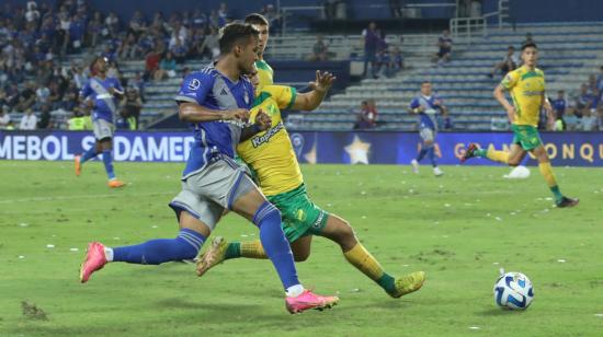 Jugadores de Emelec y Defensa y Justicia disputan un balón durante el partido de ida de los octavos de final de la Copa Sudamericana, el 1 de agosto de 2023.