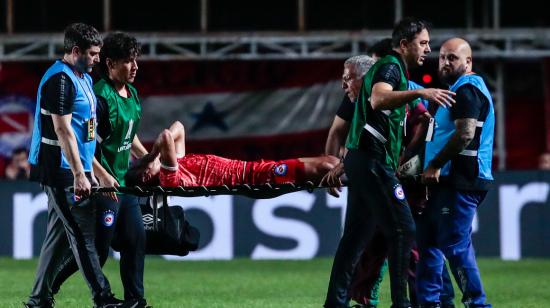 Luciano Sánchez de Argentinos Juniors sale lesionado, en el partido de los octavos de final de la Copa Libertadores entre ante Fluminense, el 1 de agosto de 2023.