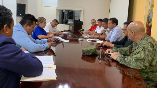 Autoridades del Municipio de Huaquillas en una reunión el 31 de julio 2023