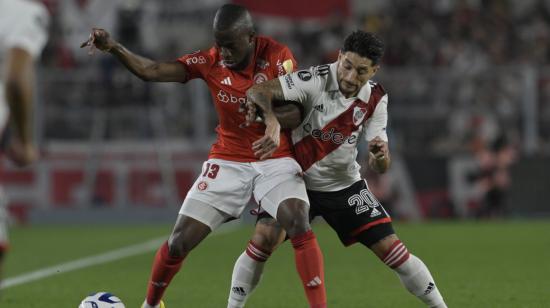 Enner Valencia cubre la pelota en el partido ante River Plate, en Buenos Aires, el 1 de agosto de 2023.