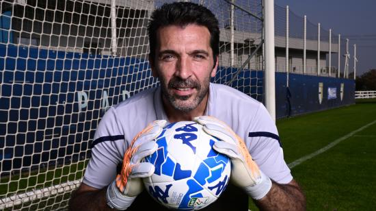 El arquero Gianluigi Buffon durante una sesión de fotos con el Parma.