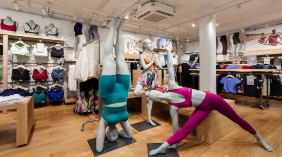 Nueva tienda de la marca Athleta, en el centro comercial Quicentro Shopping.