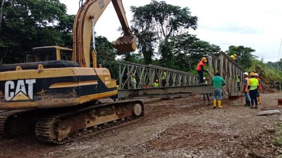 Montaje del puente Bailey sobre el río Rayayacu, en Napo, agosto de 2023.