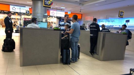 Viajeros ecuatorianos en el área de migración del aeropuerto de Quito, el 23 de diciembre de 2022.