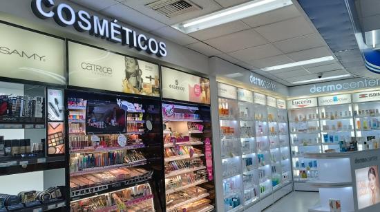 Área de cosméticos y productos dermatológicos en una farmacia, en Quito. 