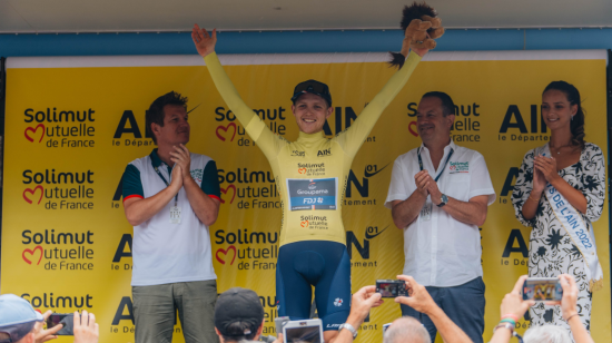 El australiano Michael Storer festeja su triunfo en el Tour de l'Ain, el 2 de agosto de 2023.