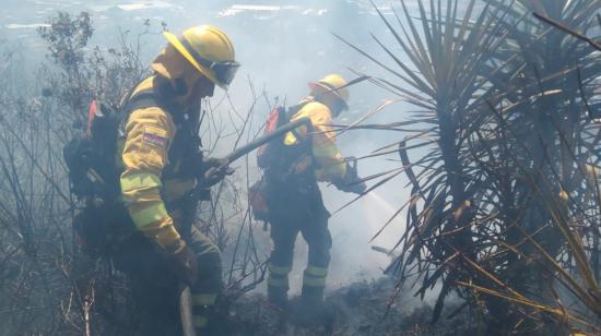 Bomberos controlan un incendio en el sector de La Bota, en Quito, el 2 de agosto de 2023. 