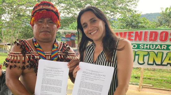 Magno Narankas, síndico de la comunidad Kaputna, junto a la científica Yolanda Sánchez, tras la firma del proyecto "Fútbol para la conservación".