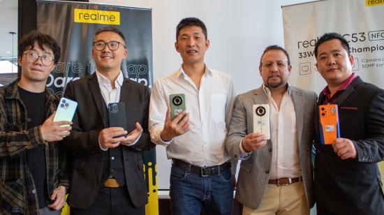 Representantes de la marca de tecnología china Realme, en el lanzamiento en Ecuador, en julio de 2023. 