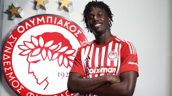 El ecuatoriano Jackson Porozo posa con la camiseta del Olympiacos, el miércoles 2 de agosto de 2023.