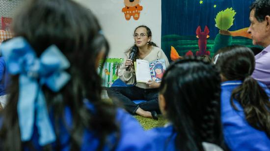 La ministra de Educación, María Brown, en un aula estudiantil el 7 de marzo de 2023.