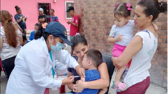 Vacunación de niños en Guayaquil el 30 de julio de 2023