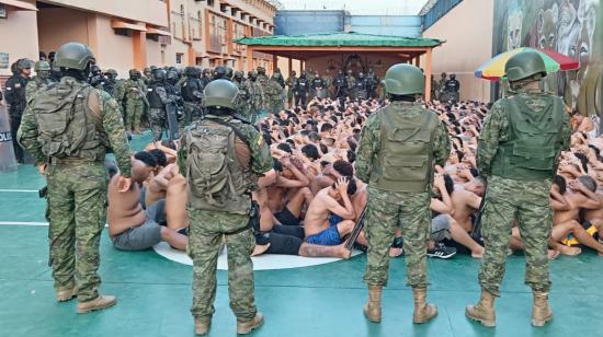 Militares custodian a prisioneros en la Penitenciaría del Litoral, el 3 de agosto de 2023. 