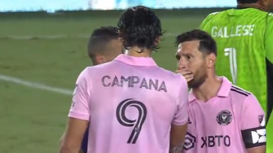 Lionel Messi y Leonardo Campana conversan durante el partido Inter Miami vs. Orlando City, el 2 de agosto de 2023.