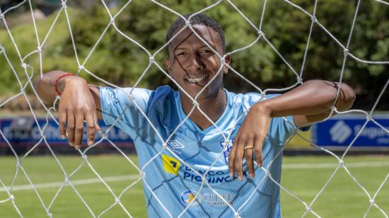 Luis Gustavo sonríe con la camiseta de Universidad Católica, en el Complejo de La Armenia, en julio de 2023. 