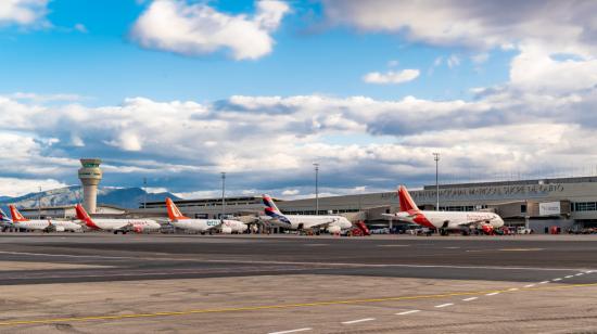 Aviones de aerolíneas que operan vuelos nacionales en la plataforma del Aeropuerto Mariscal Sucre de Quito. 