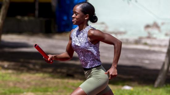 Nicole Caicedo durante un entrenamiento en la pista de Los Chasquis, en Quito, en julio de 2023.