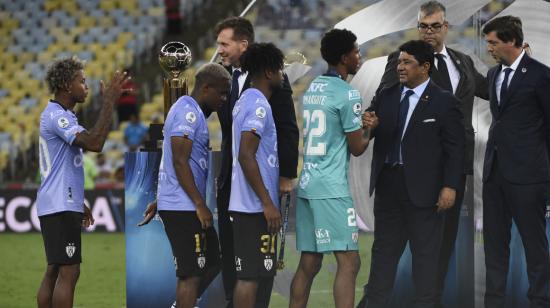 Los jugadores de Independiente del Valle reciben las medallas de campeón de la Recopa Sudamericana, el 28 de febrero de 2023.