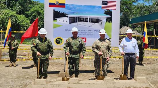 Representantes de las Fuerzas Armadas y la Embajada de Estados Unidos, en El Coca, el 2 de agosto de 2023.