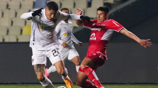 Paolo Guerrero disputa un balón en el partido de Liga de Quito ante Ñublense, el 3 de agosto de 2023.