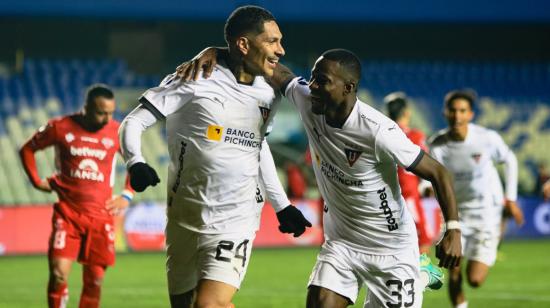 Paolo Guerrero celebra su gol en el partido de Liga de Quito ante Ñublense por la Sudamericana, el 3 de agosto de 2023.