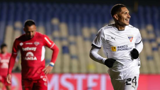 Paolo Guerrero celebra su gol en el partido de Liga de Quito ante Ñublense, el 3 de agosto de 2023.