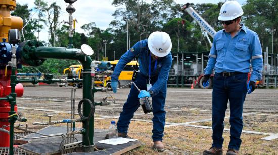 Un técnico de Petroecuador toma muestras de petróleo en el campo Ishpingo, en el Yasuní, donde se pararía la producción si gana la consulta popular.