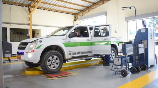 Una camioneta en el centro de revisión vehicular de Cuenca.