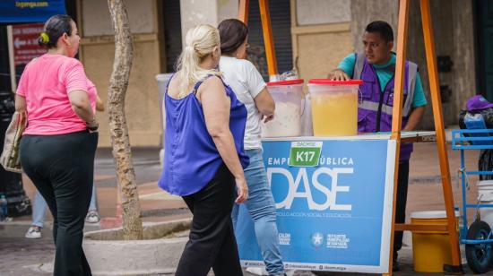 Un comerciante de Guayaquil en una feria organizada por el Municipio, en julio de 2023. 