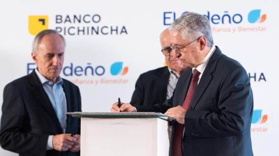 Juan Pablo Grijalva, gerente de El Ordeño, y Santiago Bayas, gerente de Banco Pichincha (izq.), firmaron una alianza el 3 de agosto de 2024.

