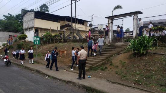 La Policía resguarda una escuela en Quinindé, Esmeraldas, el 10 de agosto de 2022.