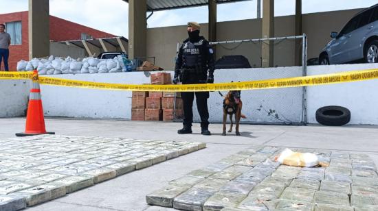 Un policía custodia droga incautada en Guayaquil, el 2 de agosto de 2023.