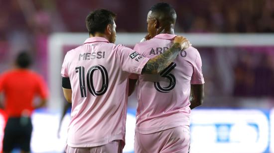 Lionel Messi y Dixon Arroyo, compañeros en el Inter Miami, conversan durante el encuentro ante Orlando City por la Leagues Cup, el miércoles 2 de agosto de 2023.