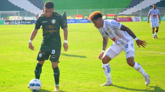 Robert Burbano, de Orense, cubre una pelota en el partido ante Delfín, el 5 de agosto de 2023.