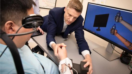 El paciente Keith Thomas junto al médico Chad Bouton, probado el chip neuronal. 