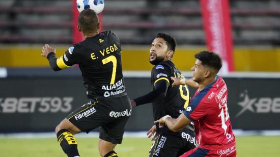 Edison Vega, de Aucas, despeja una pelota en el partido ante El Nacional, el 5 de agosto de 2023.