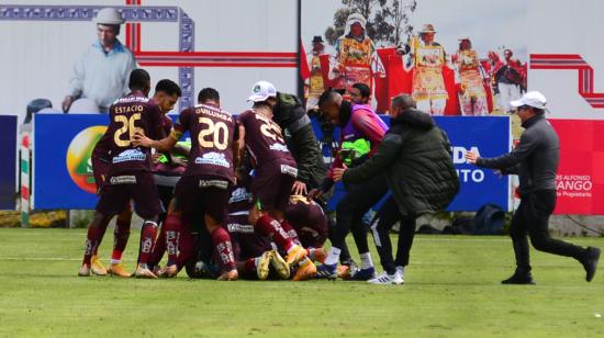 Los jugadores de Mushuc Runa festejan un gol ante IDV, en Echaleche, el 6 de agosto de 2023.